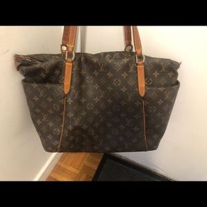 100% Authentic Louis Vuitton Totally GM bag with a replaced not LV zipper!